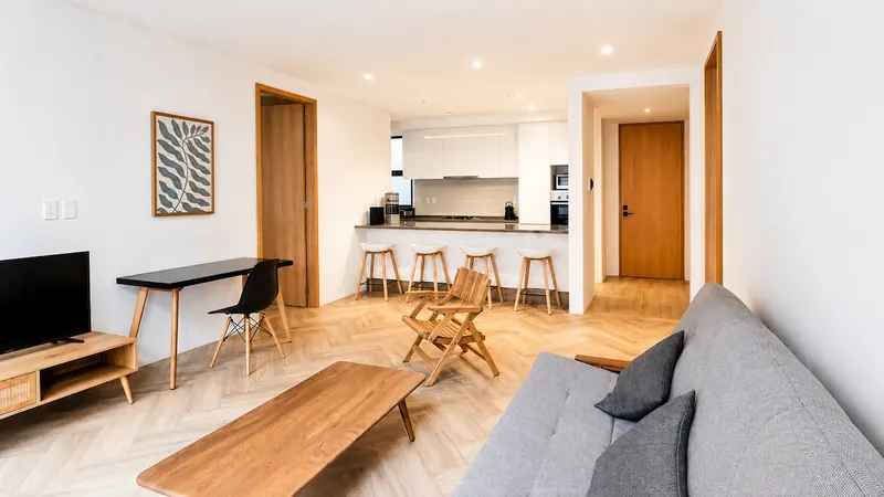 Sala y comedor con barra hacia la cocina